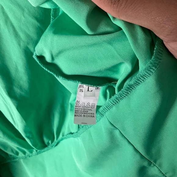 Mundefeis Green Cropped buttoned puff sleeve blouse. Size Large - Picture 8 of 8